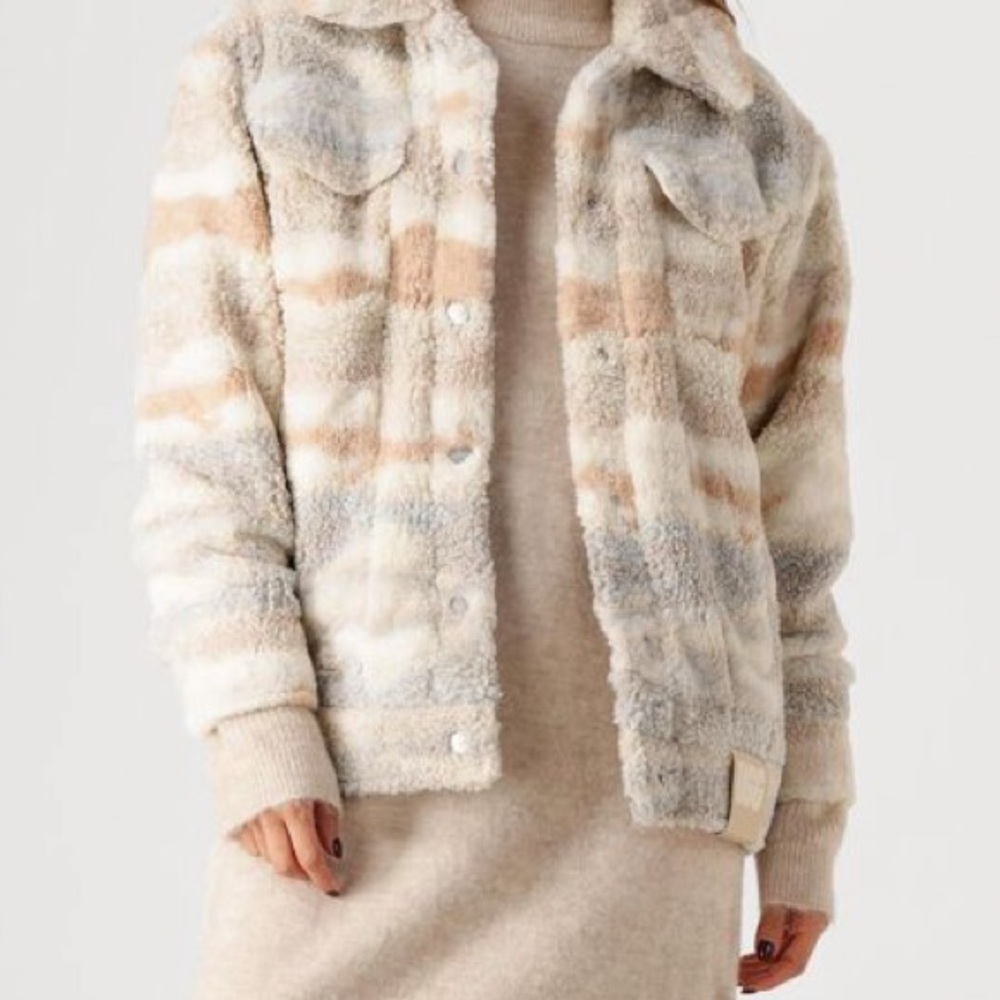 UGG Women’s Frankie UGGfluff Jacket - Picture 14 of 16